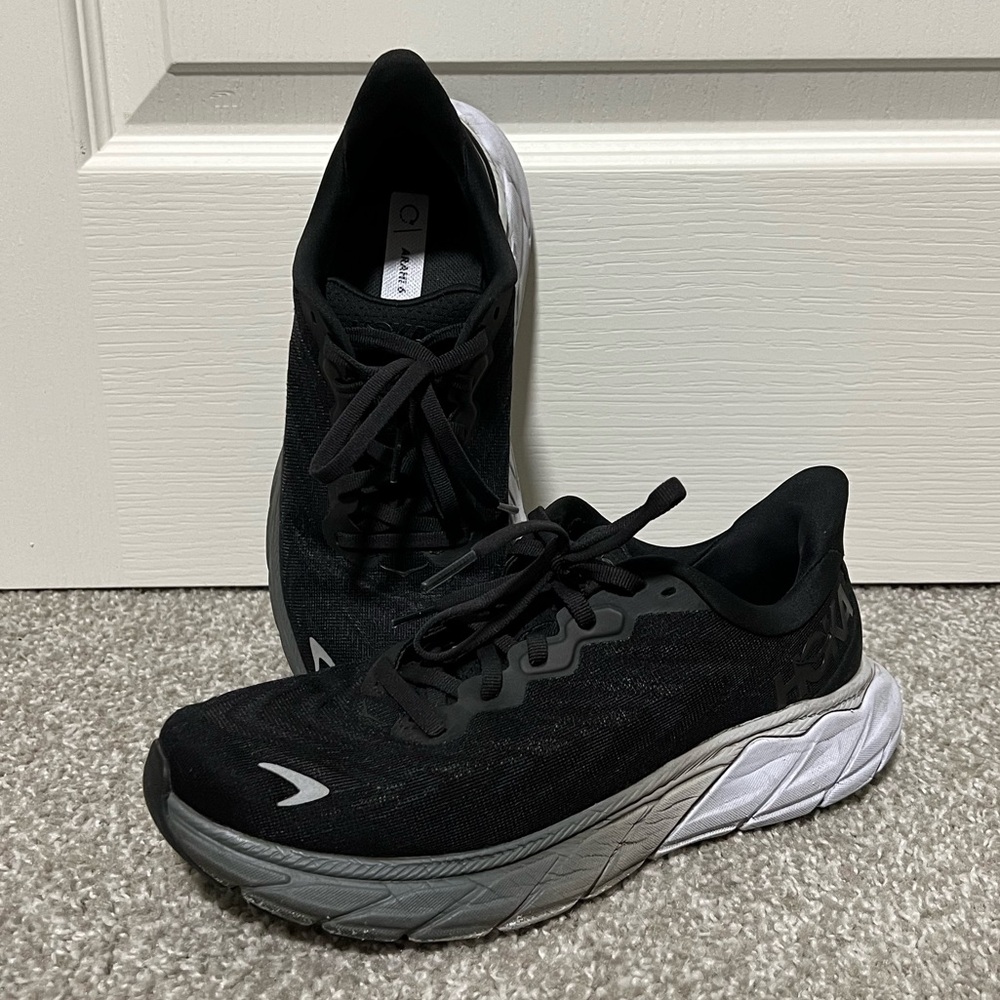 Black Hoka Arahi